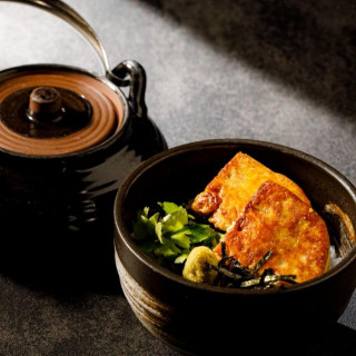 アネーリ名物「フォアグラのひつまぶし」。外はカリッ、中はとろり。出汁で楽しむ贅沢な〆。