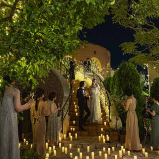 ガーデンのキャンドルの灯が印象的なナイトウェディング。幻想的な非日常の世界が魅了的な街並み