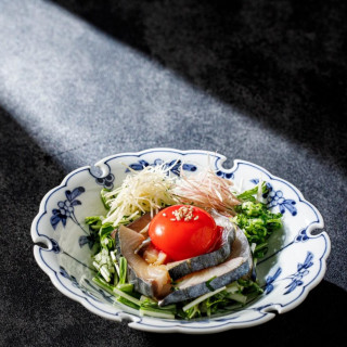 新鮮な魚介ととろける卵黄のハーモニー。繊細な薬味のアクセントが奥深い味わいを演出する逸品。