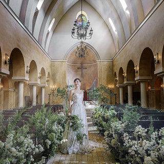 白ドレスが映える南仏の教会。天井高16m・全長11mバージンロードを誇る独立型チャペル