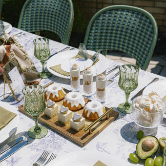 デザートビュッフェは、彩り豊かなスイーツが並ぶ幸せな空間。甘い香りに包まれた特別な時間を