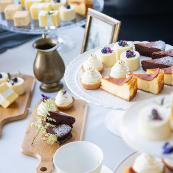 デザートたちは、華やかな見た目と食べやすさが魅力。パーティーを彩る一口サイズの美味しさ