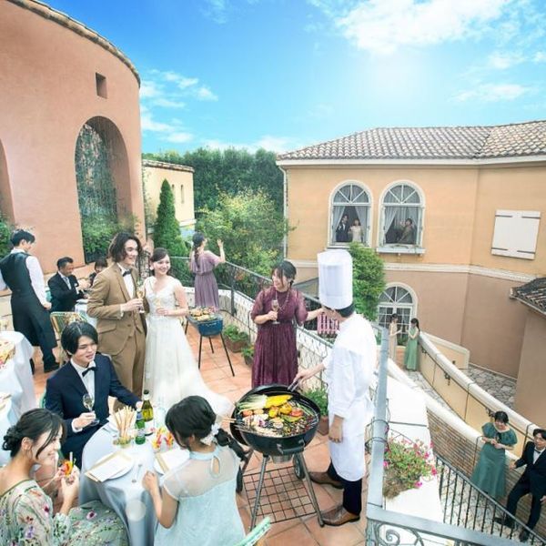 青空の下で楽しむ本格BBQ。南仏の邸宅を貸し切って、二次会も開放的に盛り上がる贅沢なひととき。