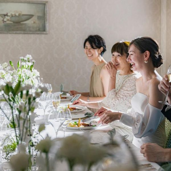 口に運ぶたび笑顔がこぼれる、至福の本格フレンチ。ゲストとの会話も弾む、温かな美食パーティー。