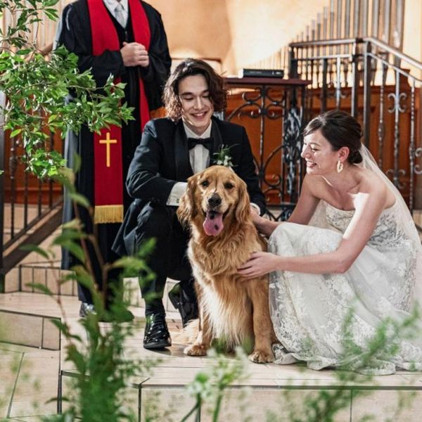リングドッグなど愛犬との演出も自由自在。アンティーク調の空間で、大切な家族と一緒に歩む特別な一日。