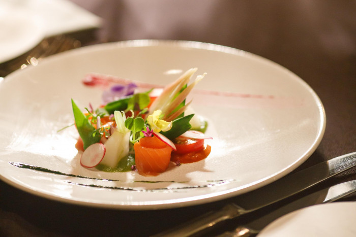 旬の食材を活かした華やかな一皿。味も見た目も楽しめるおもてなし料理。