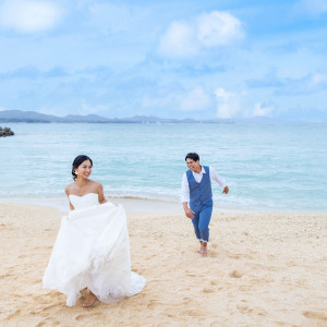 青い海と白い砂浜でのカジュアルなショット|THE SURF BEACHSIDE TERRACEの写真(53344490)