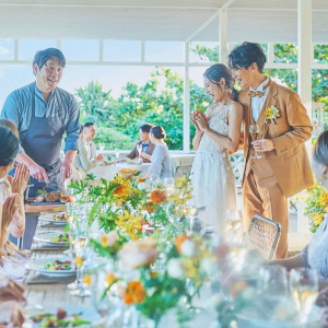 シェフが目の前で腕を振るうライブパフォーマンスで、できたてのおいしさを提供|THE SURF BEACHSIDE TERRACEの写真(53197479)