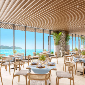 会場内は木目を基調としたアースカラーで統一されており、海のきらめきと木の温かさが調和した心地よい空間です|THE SURF BEACHSIDE TERRACEの写真(54326009)