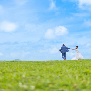 海と緑を両方楽しめる、 沖縄を旅するようなフォトウエディング