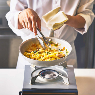 ゲストの皆様の前でのパスタ演出 ～祝福の想いを込めて、目の前で作り上げる特別な一皿～