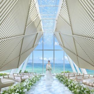【絶景チャペル紹介】光と青い海に包まれる憧れのリゾートW