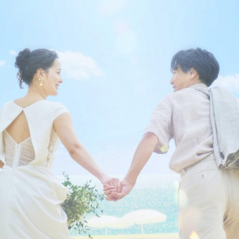 青い海と白い砂浜でのロマンチックで自然体なショット。