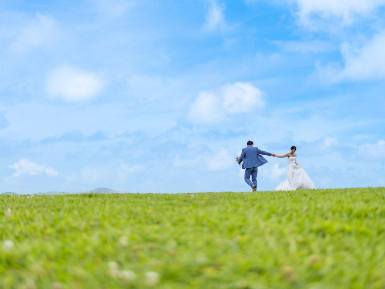 海と緑を両方楽しめる、 沖縄を旅するようなフォトウエディング