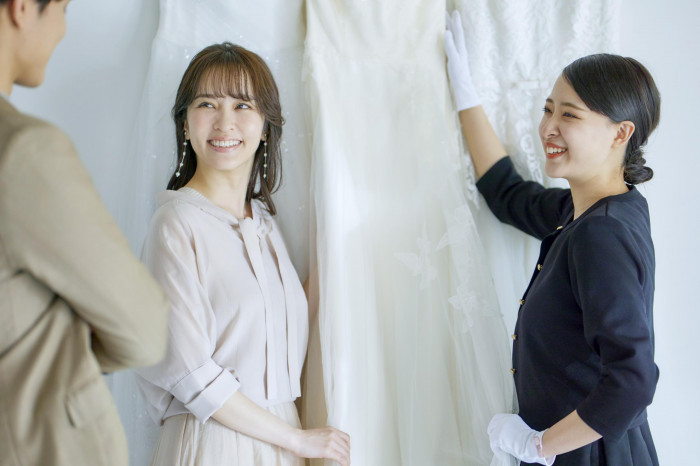 マタニティ対応のデザインをご用意。新婦様の美しさを一番引き出せる衣裳をご提案いたします