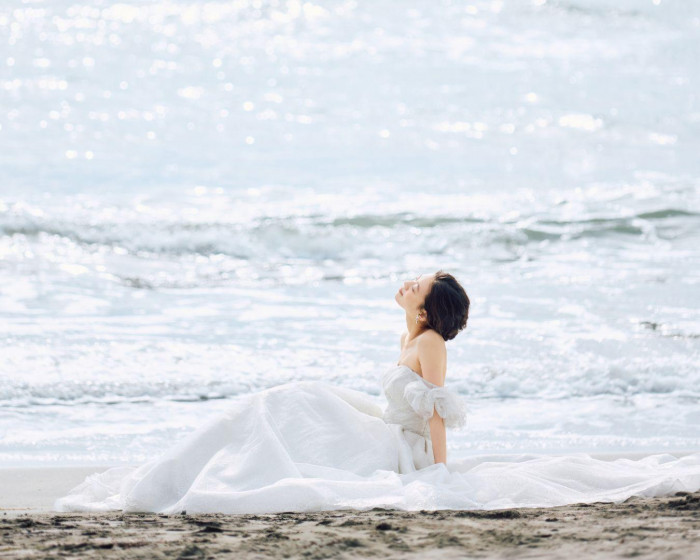 女性のありのままの美しさを表現する“エクリュスポーゼ”ドレス