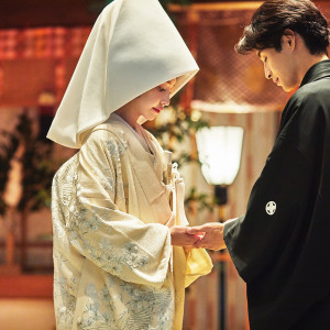 指輪交換｜夫婦の絆の証として、お互いの左れ薬指に指輪をはめます。もともとは西洋の習慣ですが、時代に合わせて取り入れられました|東京大神宮マツヤサロンの写真(53343404)