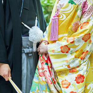 美しく輝く白無垢や豪華な黒引振袖…艶やかな衣裳が多彩に揃っているのも魅力的。好みの衣裳が見つかるはず|東京大神宮マツヤサロンの写真(53343641)