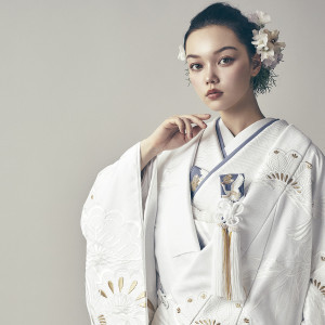 鶴の意匠が施された白無垢。気品漂う佇まいで、和婚の美しさを格調高く映し出す|東京大神宮マツヤサロンの写真(53343599)