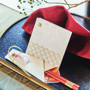 金の文様が美しい祝箸と席札。細部にまで和の美意識を込めたテーブルコーディネート|東京大神宮マツヤサロンの写真(53343820)