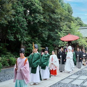 神職、巫女、新郎新婦、媒酌人、両家の家族が神殿へと向かう「参進の儀」。模擬挙式で本番の流れを確認して|東京大神宮の写真(56140635)