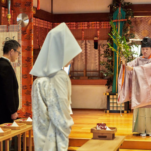 修祓｜神職が祓詞を奏上し、新郎新婦及び参列者全員のお祓いをします「|東京大神宮マツヤサロンの写真(53343406)