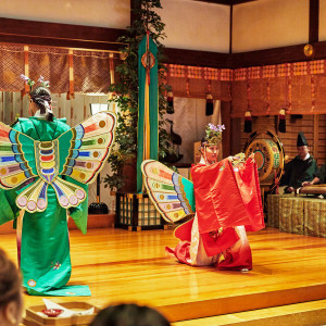 豊寿舞｜子孫繁栄の象徴である蝶の装束をまとった巫女が舞う、東京大神宮独自の舞。かつての伊勢神宮祭主・北白川房子さまより賜った祝婚歌の調べにのせて舞います|東京大神宮マツヤサロンの写真(53343408)