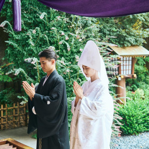 和装のふたりが佇む姿を一層引き立てる特別な舞台|東京大神宮の写真(56140630)