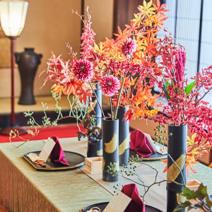 黒竹の花器に鮮やかな花を生けたテーブル装花。凛とした佇まいと色彩のコントラストが印象的|東京大神宮マツヤサロンの写真(53343819)