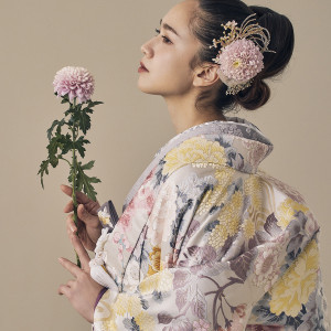 淡いピンクや黄色の菊文様。優美でやわらかな雰囲気が漂う、女性らしい一着|東京大神宮マツヤサロンの写真(53343603)