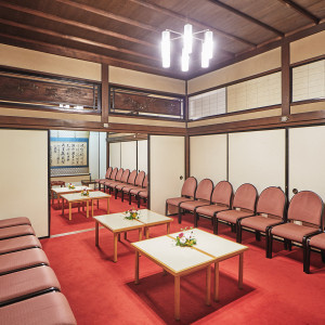 木の温もりと障子に囲まれた、落ち着いた雰囲気の待合室 ※耐震工事の影響で現在、一部ご案内を見合わせております|東京大神宮マツヤサロンの写真(53343622)