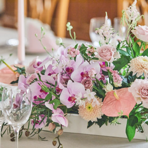 胡蝶蘭やバラをあしらったピンクトーンの装花。可憐さと上品さを兼ね備えた大人可愛いコーディネート|東京大神宮マツヤサロンの写真(53343825)