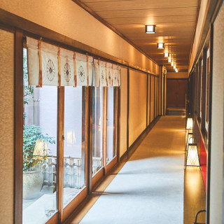 古き良き歴史を感じる廊下は前撮りにも人気スポット