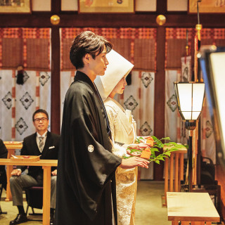 感謝と祈りを込め「玉串」と呼ばれる榊の杖をご神前に奉納「二礼二拍手一礼」の作法で拝礼します