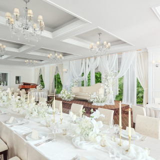 「五十鈴の間」煌めくシャンデリアが洗練されたエレガントな一室