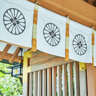 東京大神宮の社紋は、伊勢神宮との関係性を表し、その格式と由緒を象徴している