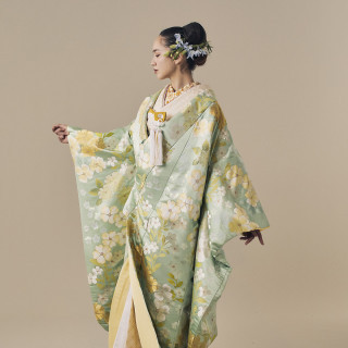 柔らかなグリーンに白と金の花々。清涼感あふれる爽やかな印象