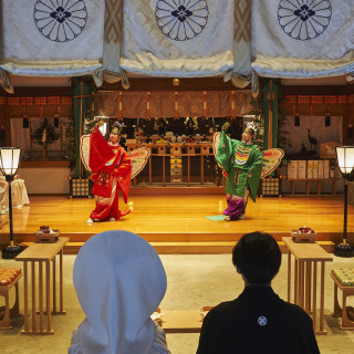 子孫繁栄の象徴である蝶の装束をまとった巫女が舞う、東京大神宮独自の舞