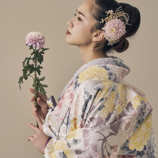 【華やかさが際立つ】和装に生花をあしらった洋髪でコーディネイトも人気のスタイル