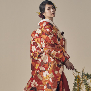 橙や深紅の花模様が広がる豪華な色打掛、風情を感じさせる華やかさ