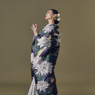 濃紺に映える大輪の花々。力強さと優雅さを兼ね備えた存在感あふれる打掛