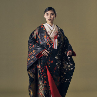 凛とした黒引振袖に、紅白の梅が咲き誇る上品さと華やかさを兼ね備えた一着