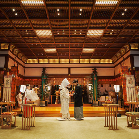 「東京五社」のひとつに数えられ、伊勢神宮の遥拝殿として創建された格式高い神社