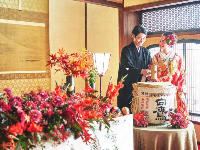 【お料理とともに振る舞う樽酒】日本酒の鏡開きは、披露宴の場を盛り上げる華やかな演出です