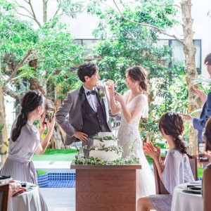 貸切ガーデンには豊かな光が織り成す柔らかな時間が流れる 会話も自然に弾み心に残る時間を過ごすことができる|LAZOR GARDEN NAGOYA（ラソール ガーデン 名古屋）の写真(53133038)