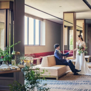 明るく広々としたラウンジではウェルカムパーティでゲストをおもてなし|LAZOR GARDEN NAGOYA（ラソール ガーデン 名古屋）の写真(53136575)