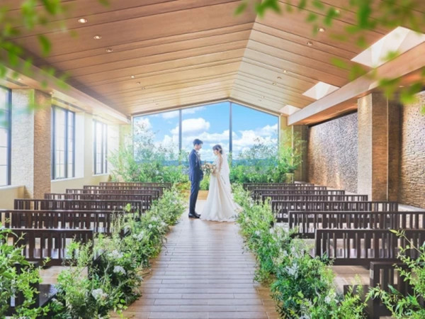 京都を一望し、八坂の塔を望むチャペル