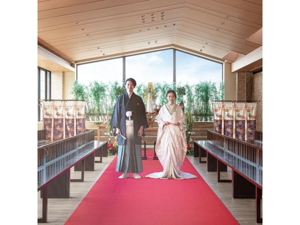 京都を一望し、八坂の塔を望むチャペル