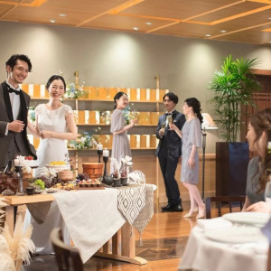 【MODERN】広々としたフリースペースの空間を自由に使ってデザートビュッフェなどの演出も可能|KIYOMIZU京都東山（キヨミズ京都東山）の写真(53104559)