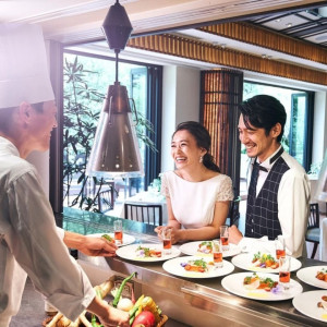 会場内に備えるオープンキッチンからは出来立てのお料理をお届け。音や香りもご堪能いただけます|KIYOMIZU京都東山（キヨミズ京都東山）の写真(53105077)